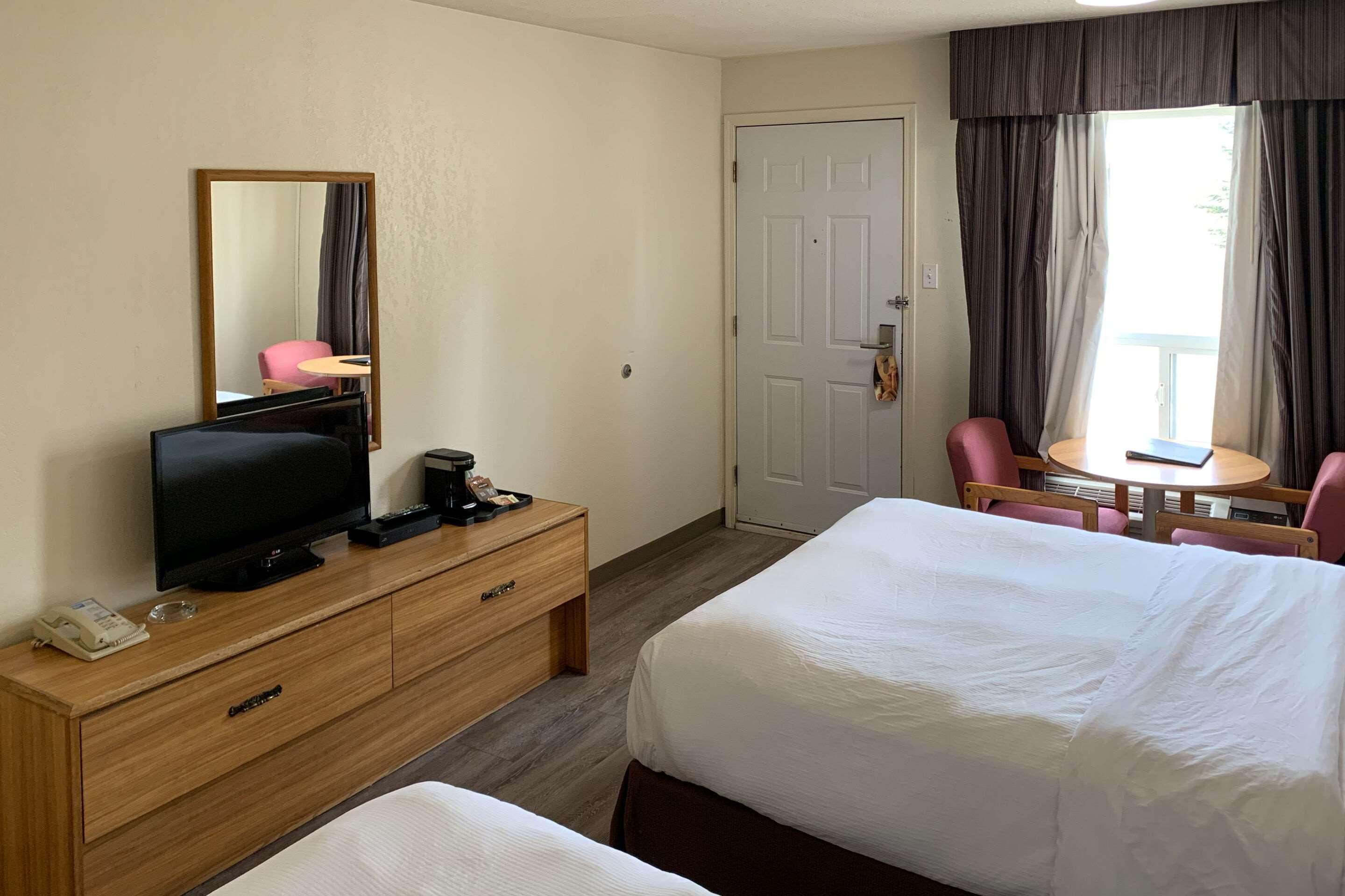 Sky Palace Inn & Suites By Jasper Beeville Eksteriør bilde