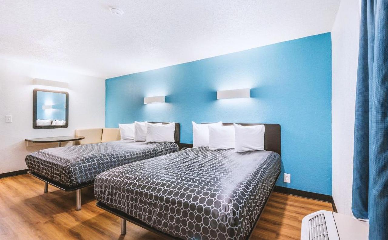 Sky Palace Inn & Suites By Jasper Beeville Eksteriør bilde