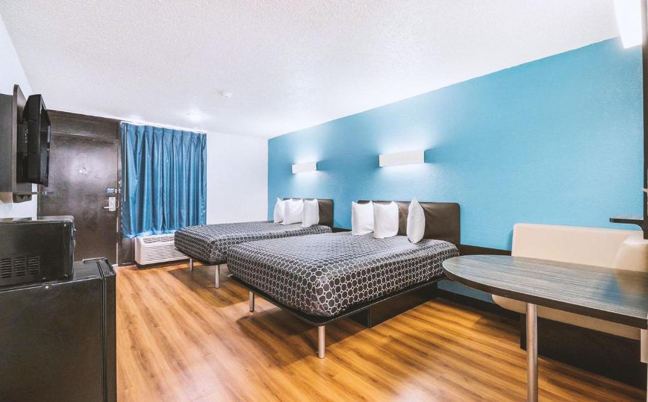 Sky Palace Inn & Suites By Jasper Beeville Eksteriør bilde