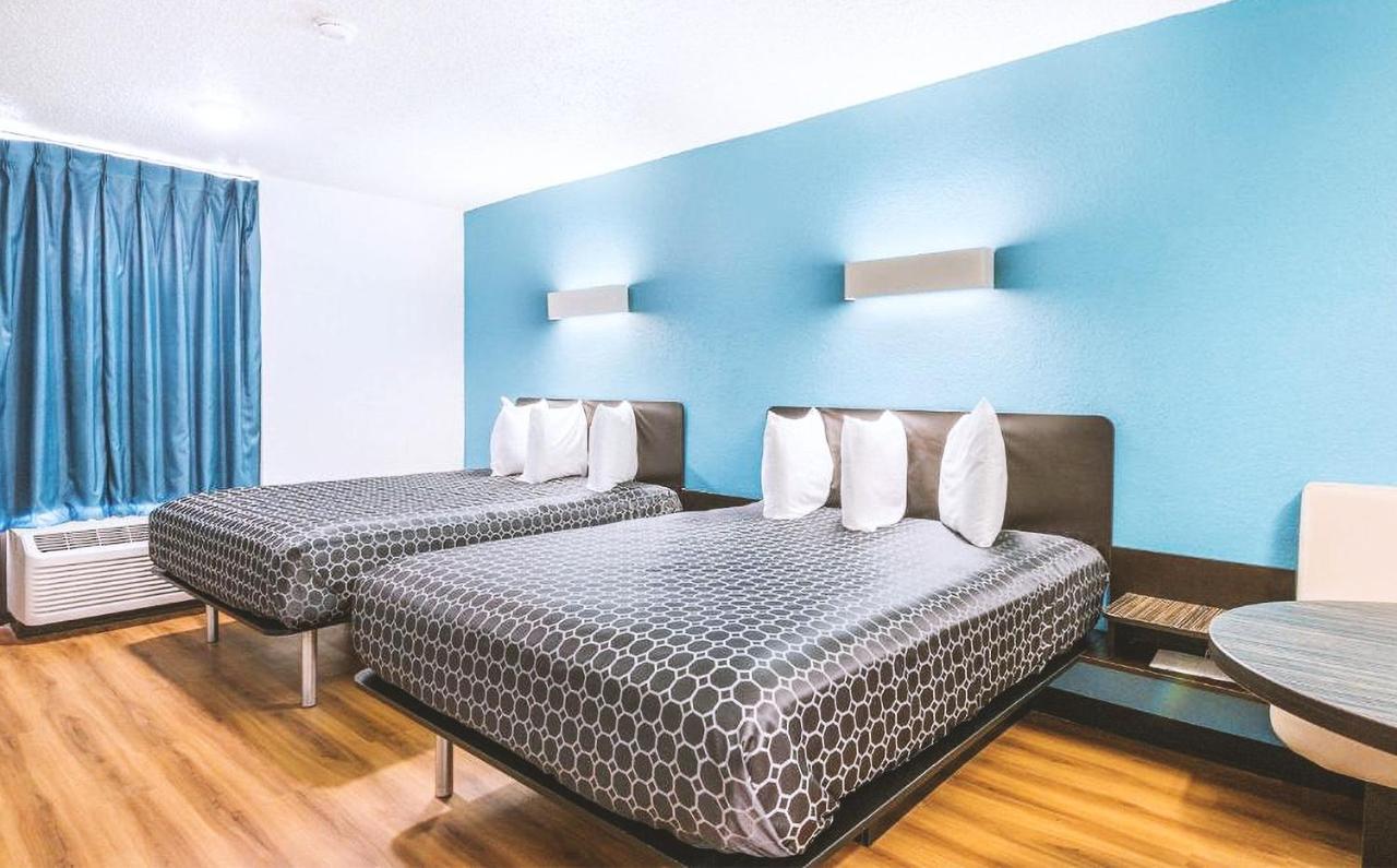 Sky Palace Inn & Suites By Jasper Beeville Eksteriør bilde