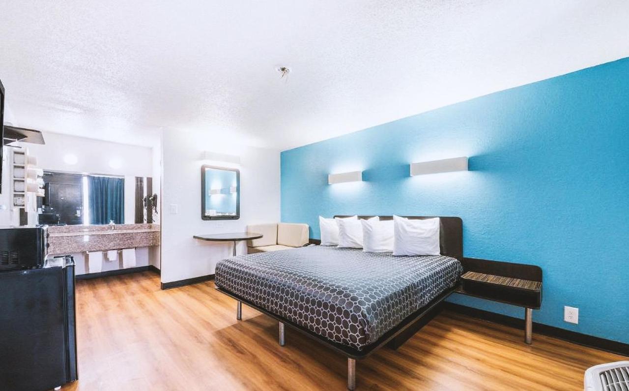 Sky Palace Inn & Suites By Jasper Beeville Eksteriør bilde